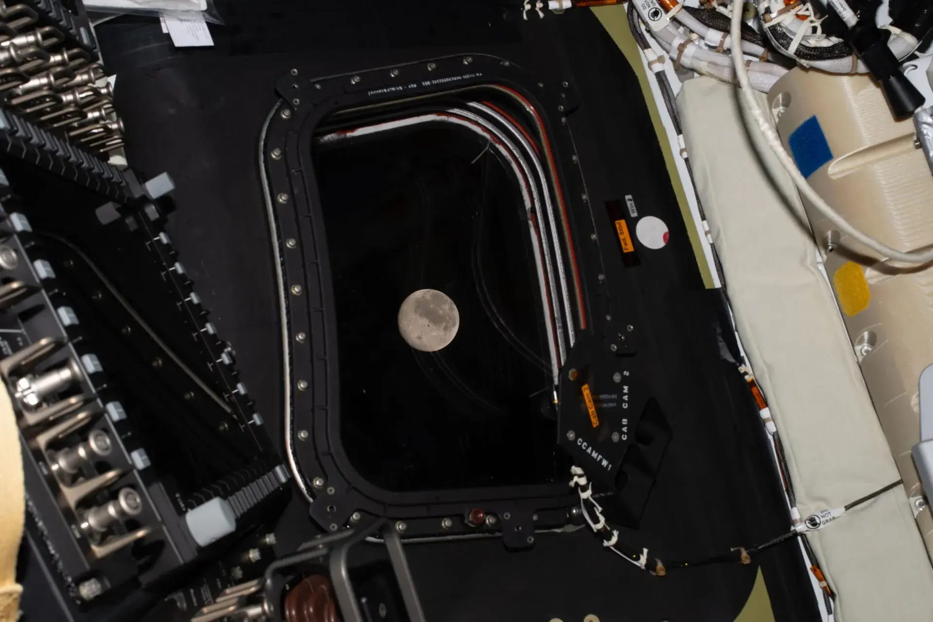 Затмение в космосе, 400 тысяч км от Земли и связь через 40 минут тишины. Как прошел облет Луны миссией «Артемида II»