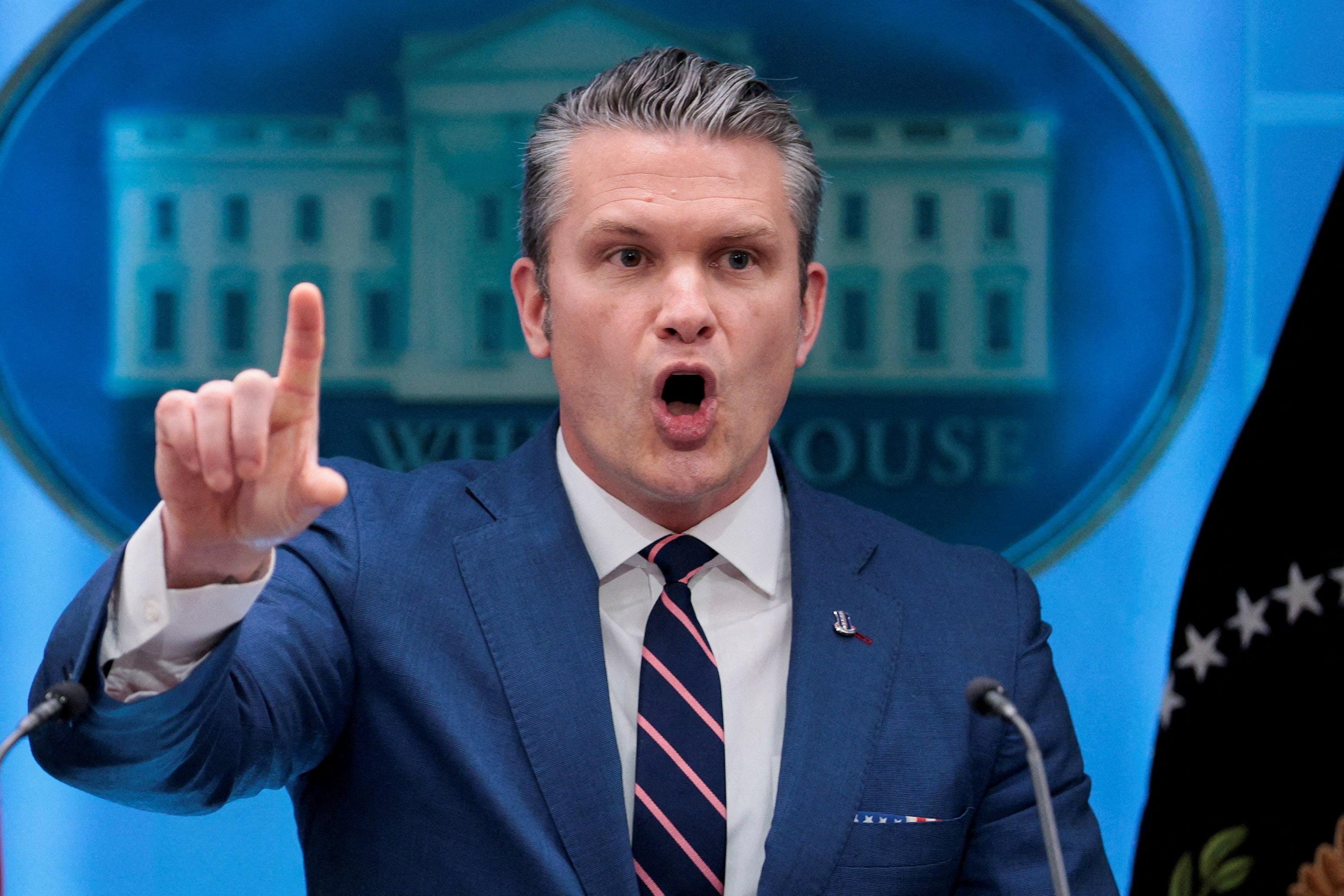 Глава Пентагона заявил об открытии Ормузского пролива. Иранские медиа сообщили о первом пропущенном судне. Потом пролив снова закрыли