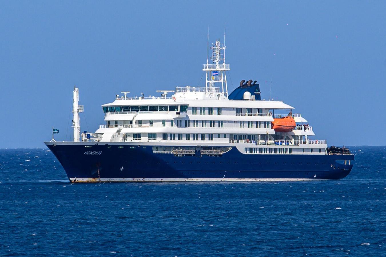 Три пассажира круизного лайнера MV Hondius погибли из-за вспышки хантавируса, судно стоит на карантине у берегов Кабо-Верде