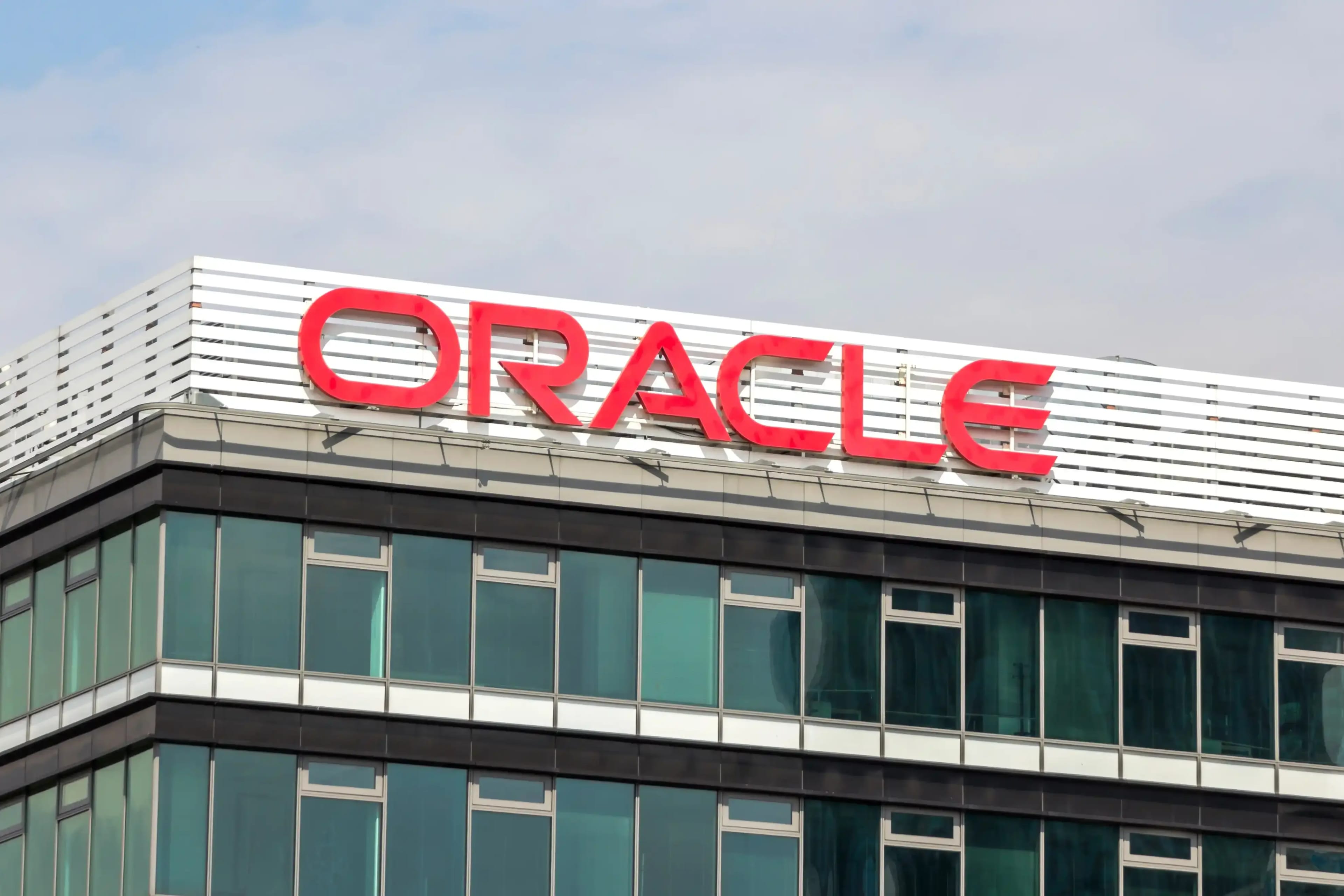 Уволенных Oracle 30 тысяч сотрудников заменил ИИ, который пришлось обучать им же самим — Time