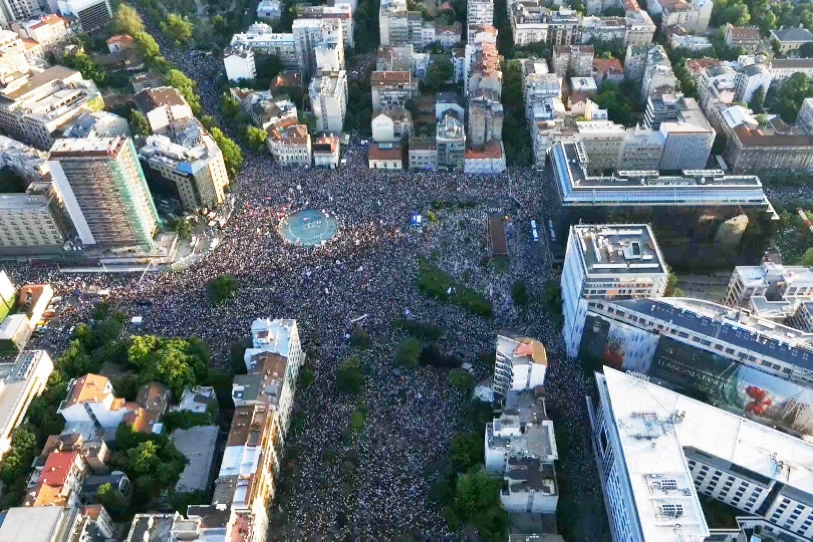 Многотысячный антиправительственный митинг прошел в Белграде. Протесты не утихают в Сербии полтора года