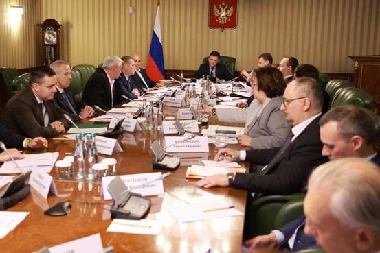 В правительстве РФ уверяют, что топлива в стране достаточно, а очереди объясняют ажиотажем. Кризис охватил более 80 регионов России