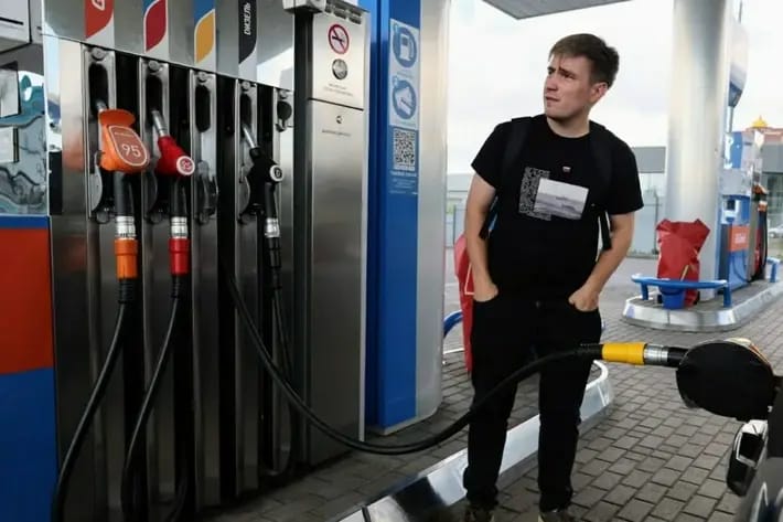 На фоне топливного кризиса бензин в России за месяц подорожал на 6,9%. Годовая инфляция ускорилась до 6,02%