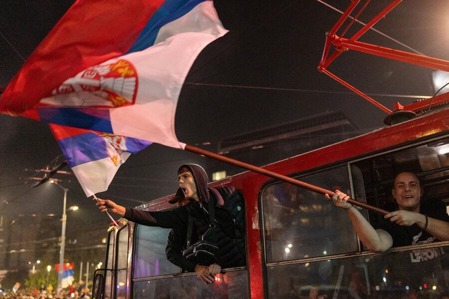 Белград окрыленный. Сербия празднует уход Вучича, но общественный раскол и давление Кремля пока остаются