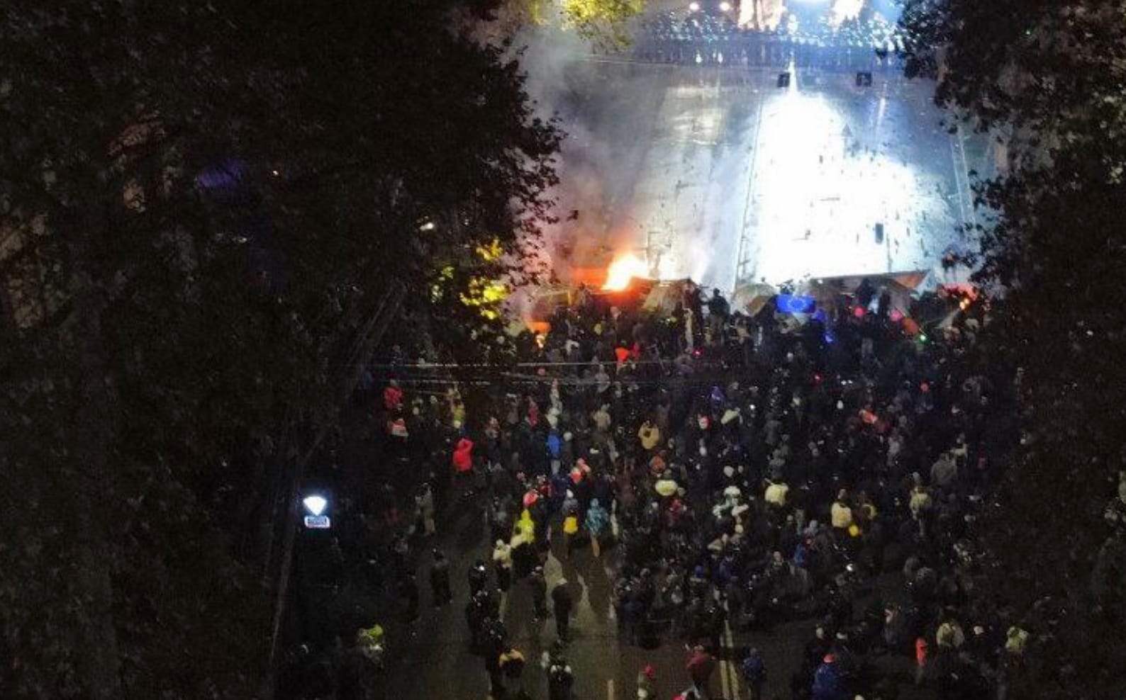 МВД Грузии: Во вторую ночь протестов из-за приостановки переговоров о вступлении страны в ЕС задержано более 100 человек