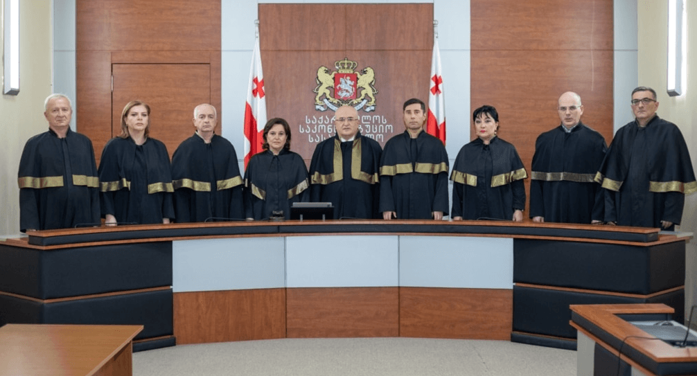 Конституционный суд Грузии отказался принять к рассмотрению иски президента и оппозиции, оспаривающие результаты парламентских выборов