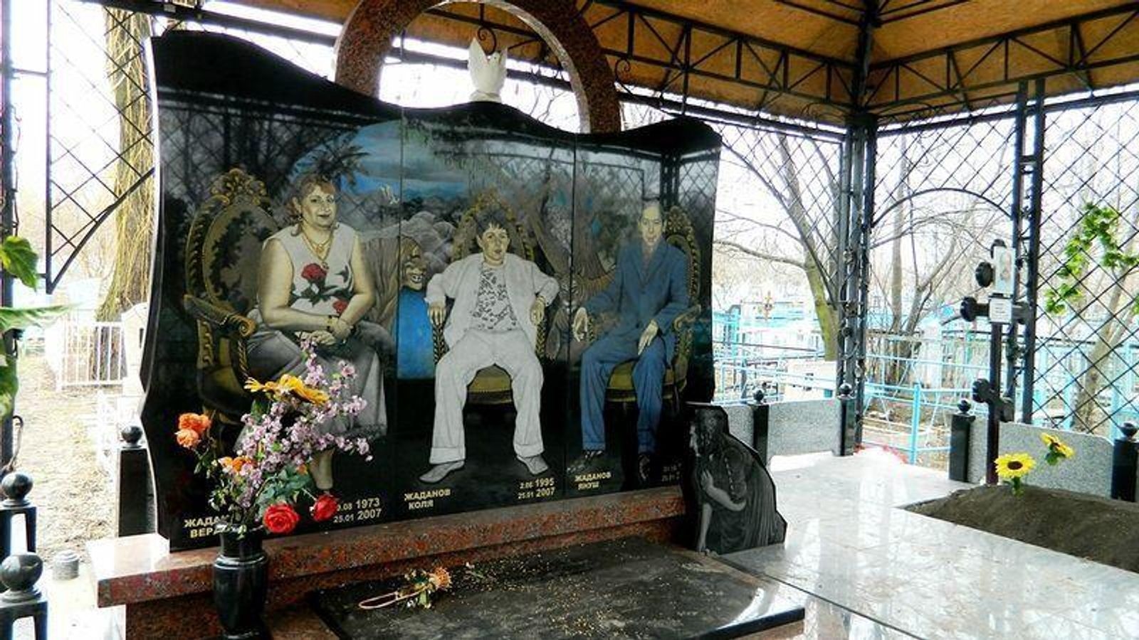 The tombstones of affluent Roma people often resemble genuine works of art. This cemetery is situated near the Stroydetal settlement