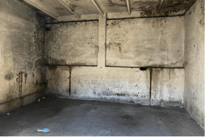 Гараж, в котором российские военные держали задержанных. 22 сентября 2022 года