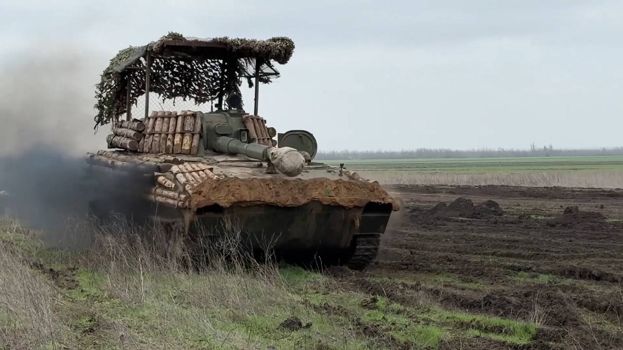 Российская САУ 2С1 «Гвоздика» с дополнительным бронированием из бревен