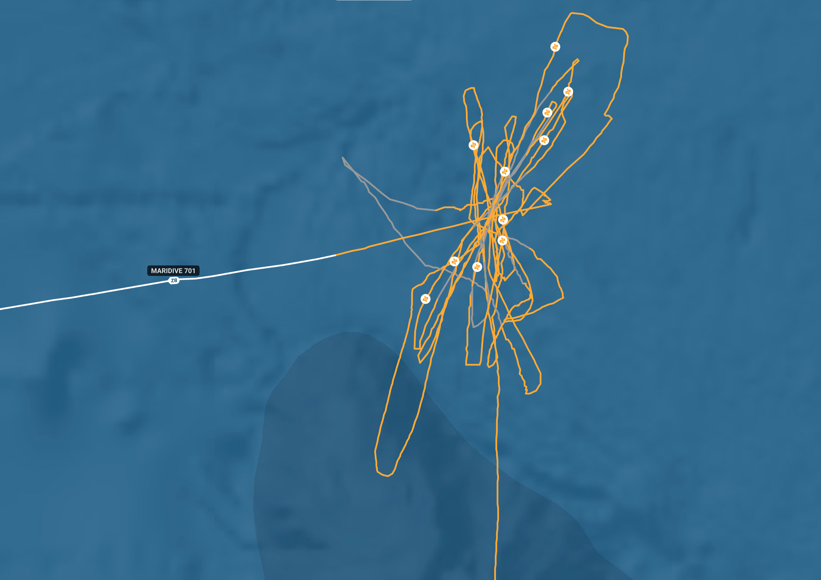 Движение буксира Maridive 701 рядом с газовозом Arctic Metagaz