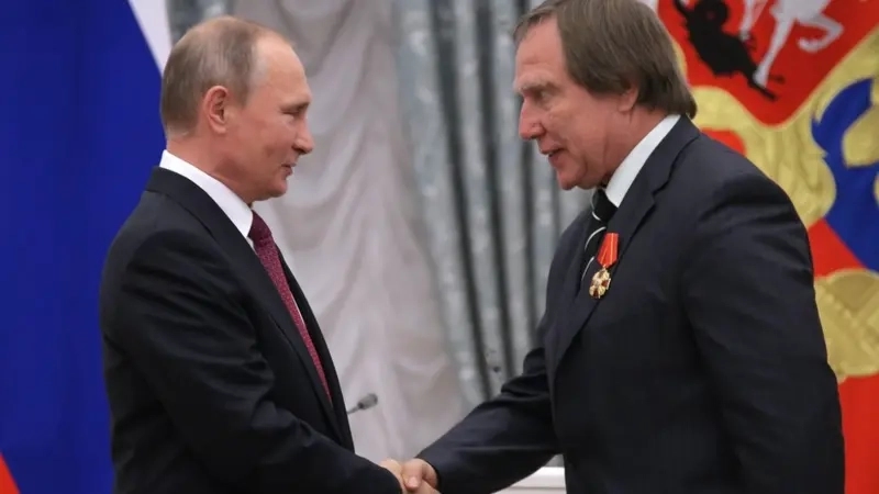 Vladimir Putin and Sergei Roldugin during a state awards ceremony at the Kremlin on Sept. 22, 2016