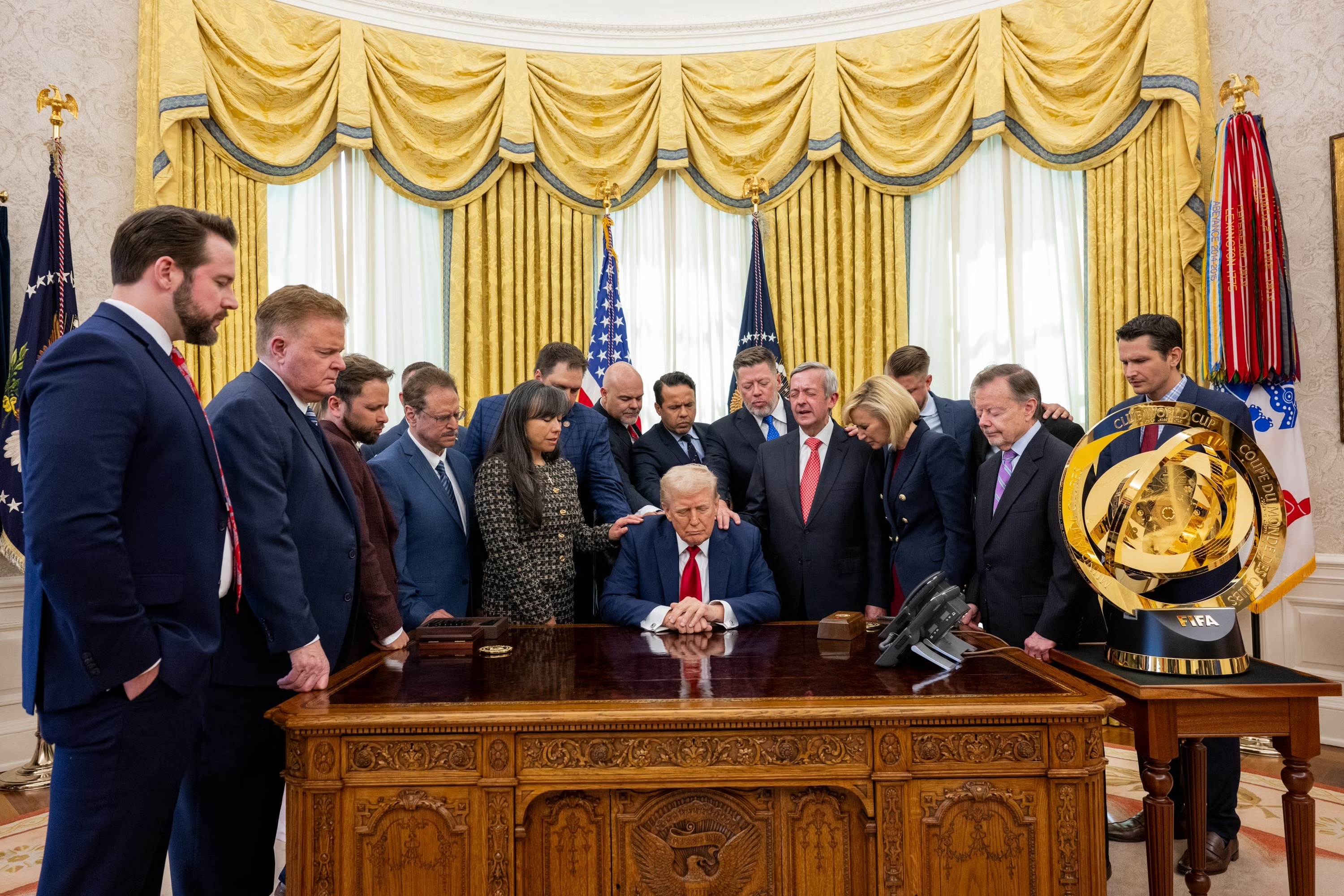 Пасторы молятся за Трампа и вместе с ним в Овальном кабинете Белого дома в Вашингтоне