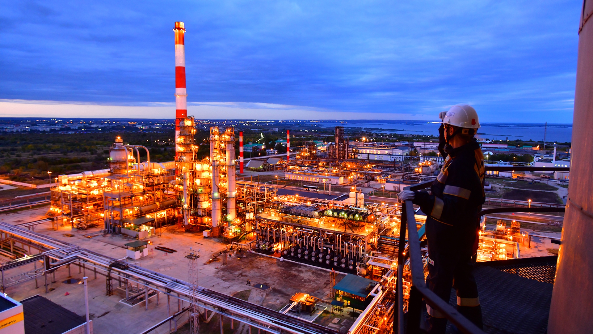 На фото Сызранского НПЗ «Роснефти» хорошо видны башни установки первичной переработки нефти ЭЛОУ-АВТ-6