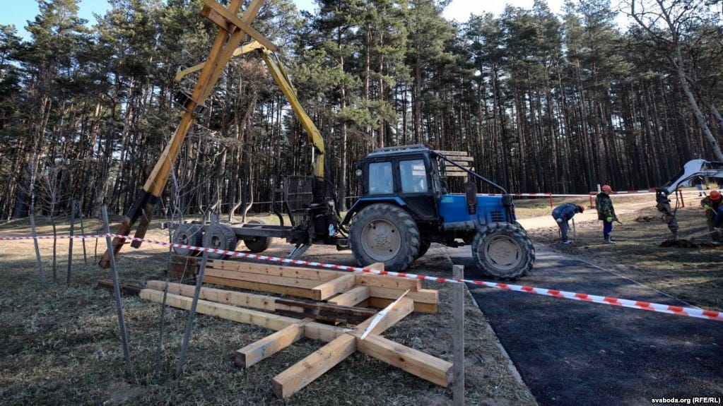 В Минске сносят кресты, установленные в память о жертвах сталинских репрессий