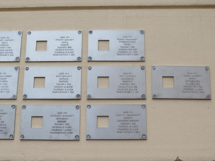 Комитет по градостроительству Петербурга счел незаконной установку табличек с именами жертв репрессий после запроса помощника Милонова