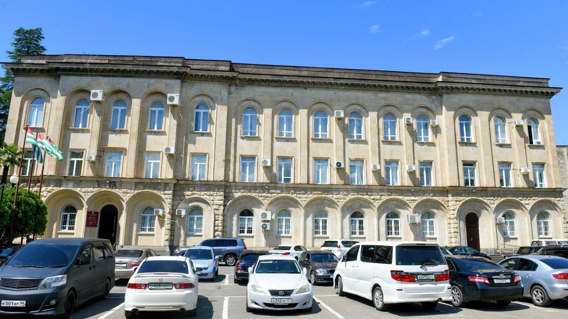 У парламента Абхазии произошла стрельба. Погиб депутат Вахтанг Голандзия