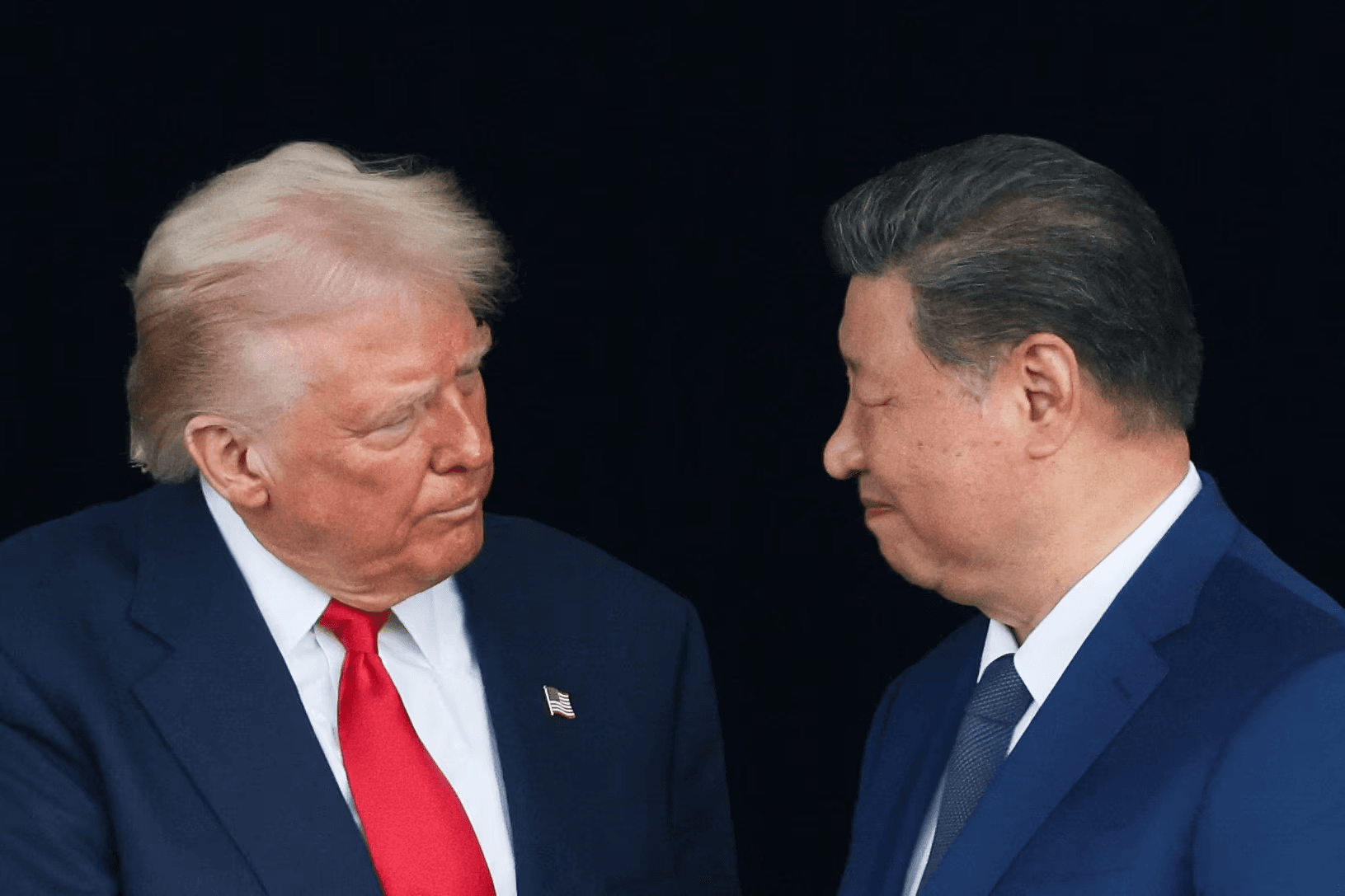 Трамп снизил пошлины для Китая после встречи с Си. Пекин на время снимет ограничения на экспорт редкоземельных металлов