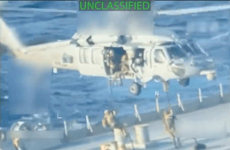Фото: американские военные высаживаются на задержанный танкер с венесуэльской нефтью / Attorney General Pamela Bondi / Twitter