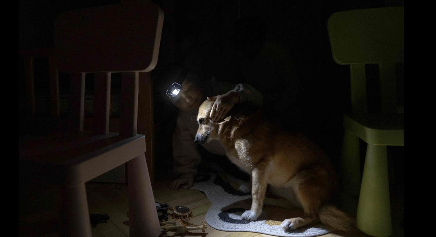 Жители Киева во время отключения электроэнергии, 13 января 2026 года / Andrew Kravchenko / AFP