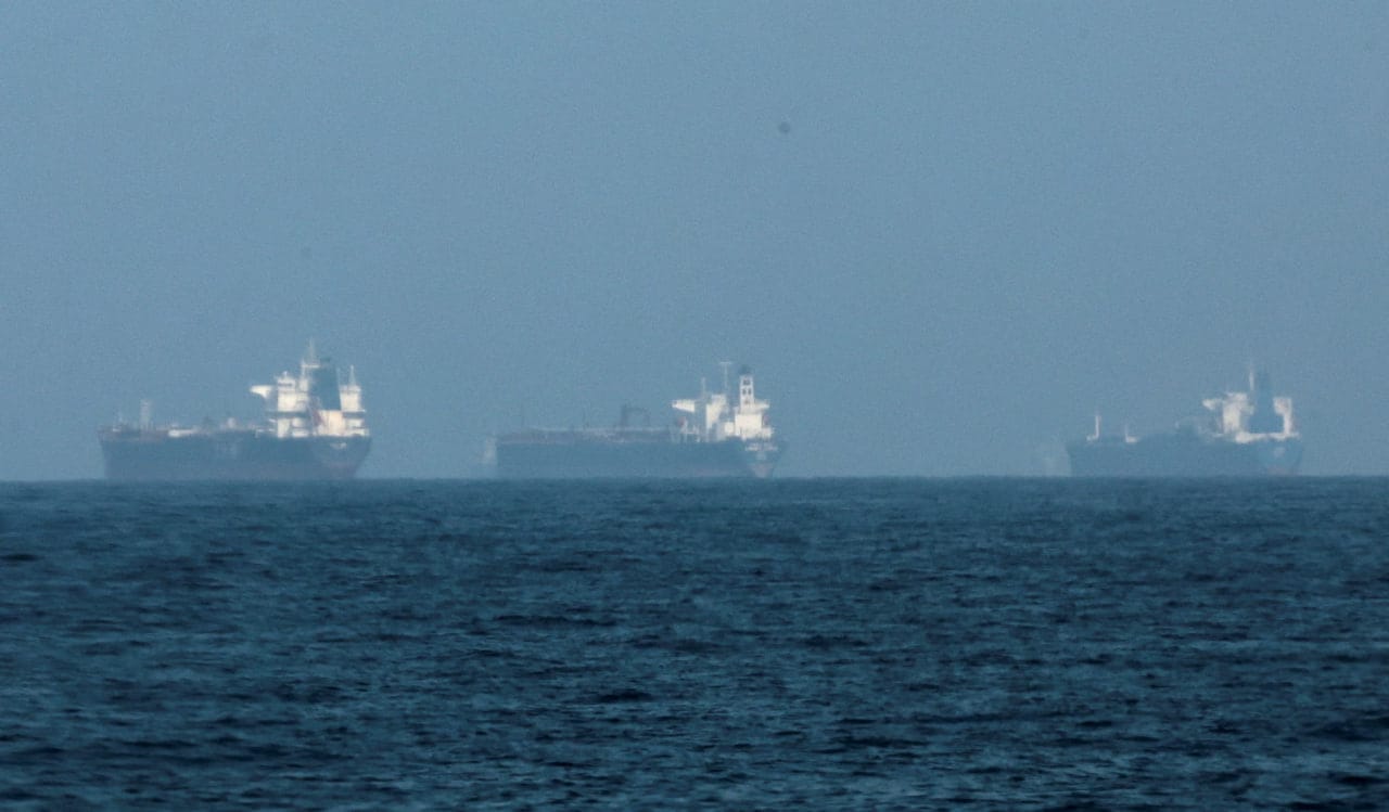 КСИР утверждает, что полностью контролирует Ормузский пролив. На входе в него скопились десятки танкеров