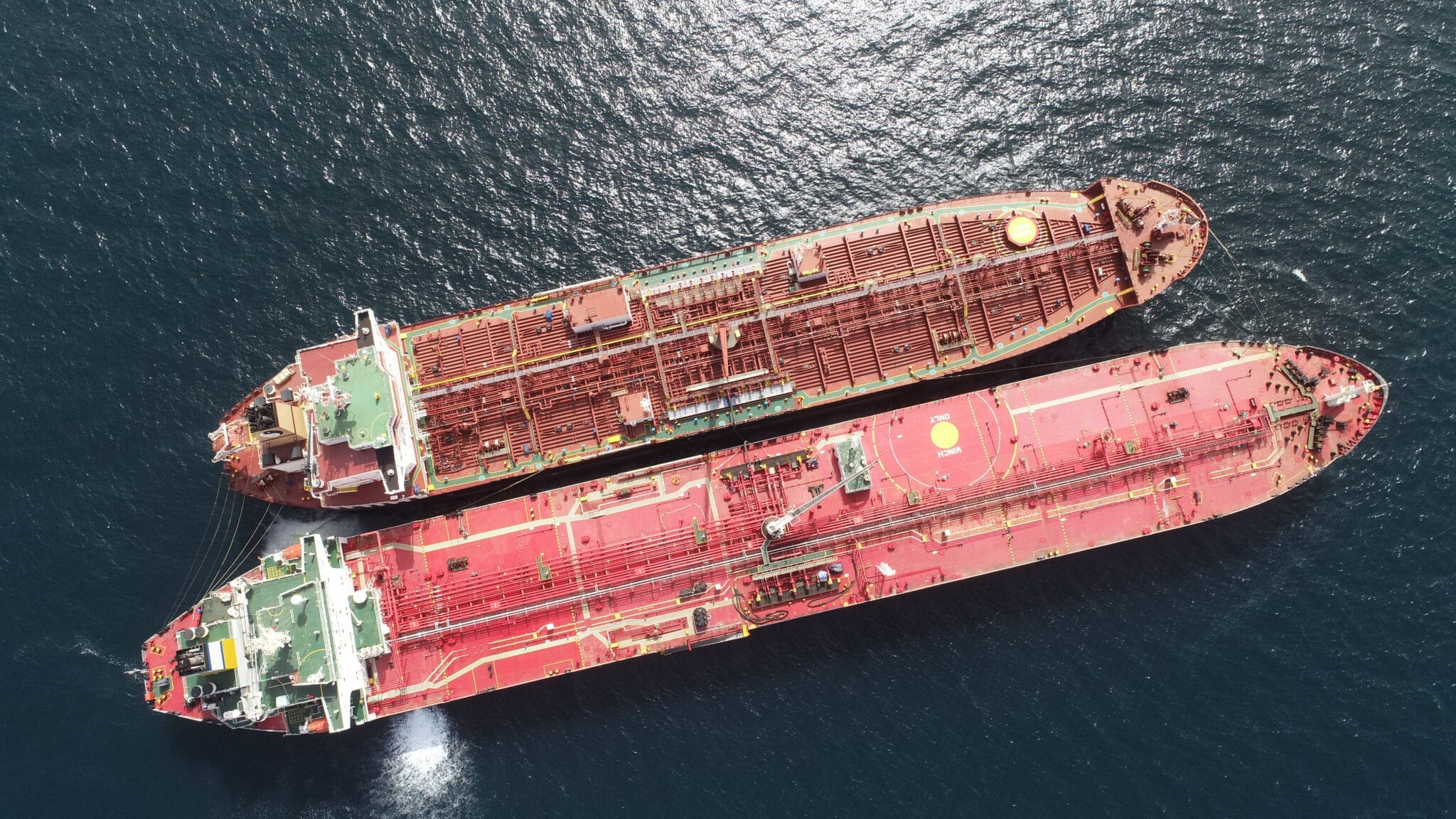 Россия переключилась на перевалку нефтепродуктов в море из-за нехватки ледовых танкеров — Reuters