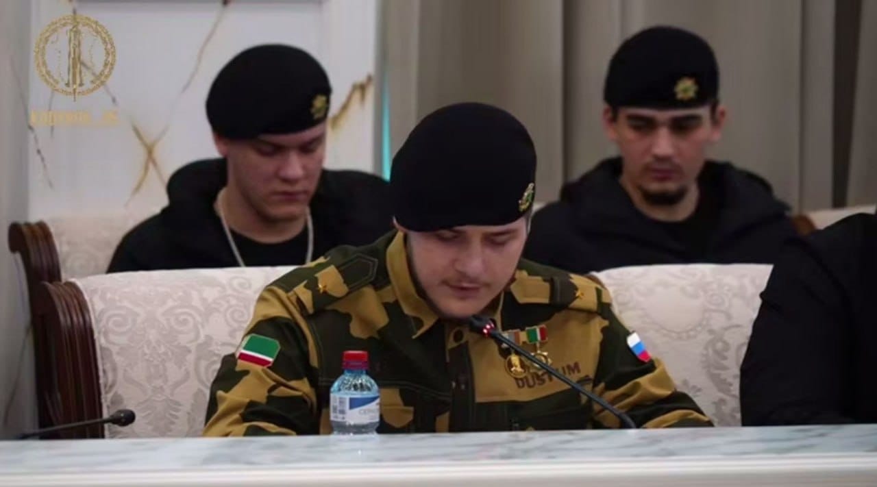 Кадыров опубликовал видео со своим 18-летним сыном в погонах майора, которые обычно получают после многих лет службы