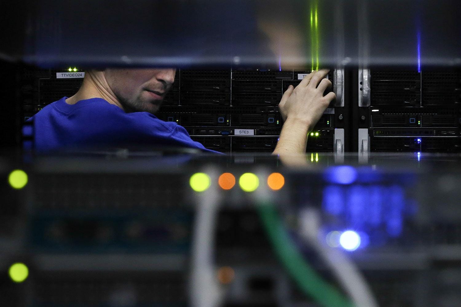 Минцифры обсуждает снятие моратория на проверки операторов связи. Сейчас из-за него невозможно контролировать установку ими СОРМ — РБК