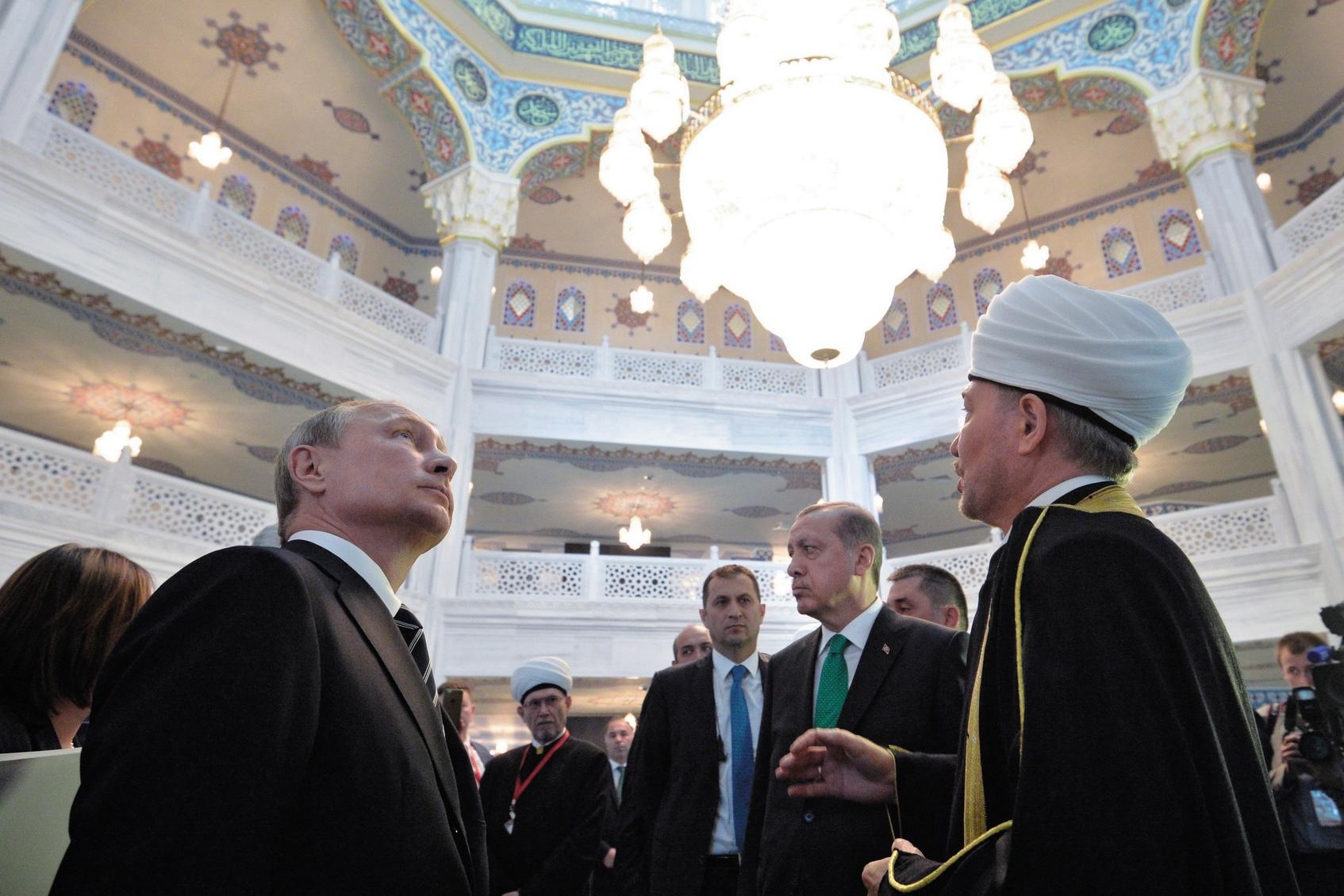 Фото: Владимир Путин и Равиль Гайнутдин (крайний справа) на открытии нового здания Соборной мечети Москвы, 2023 год / ИА IslamNews
