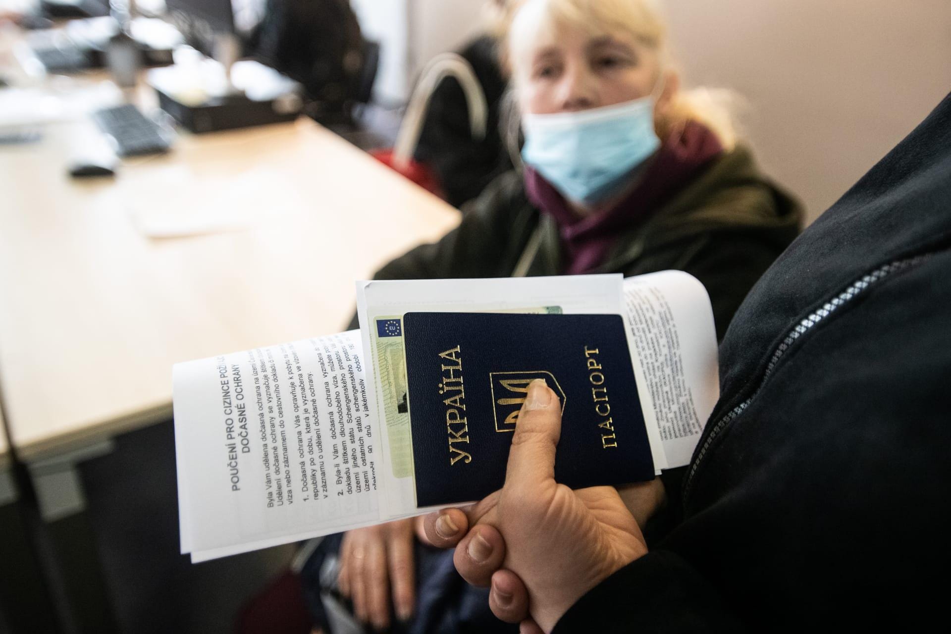 Чехия перестает давать временную защиту украинцам призывного возраста