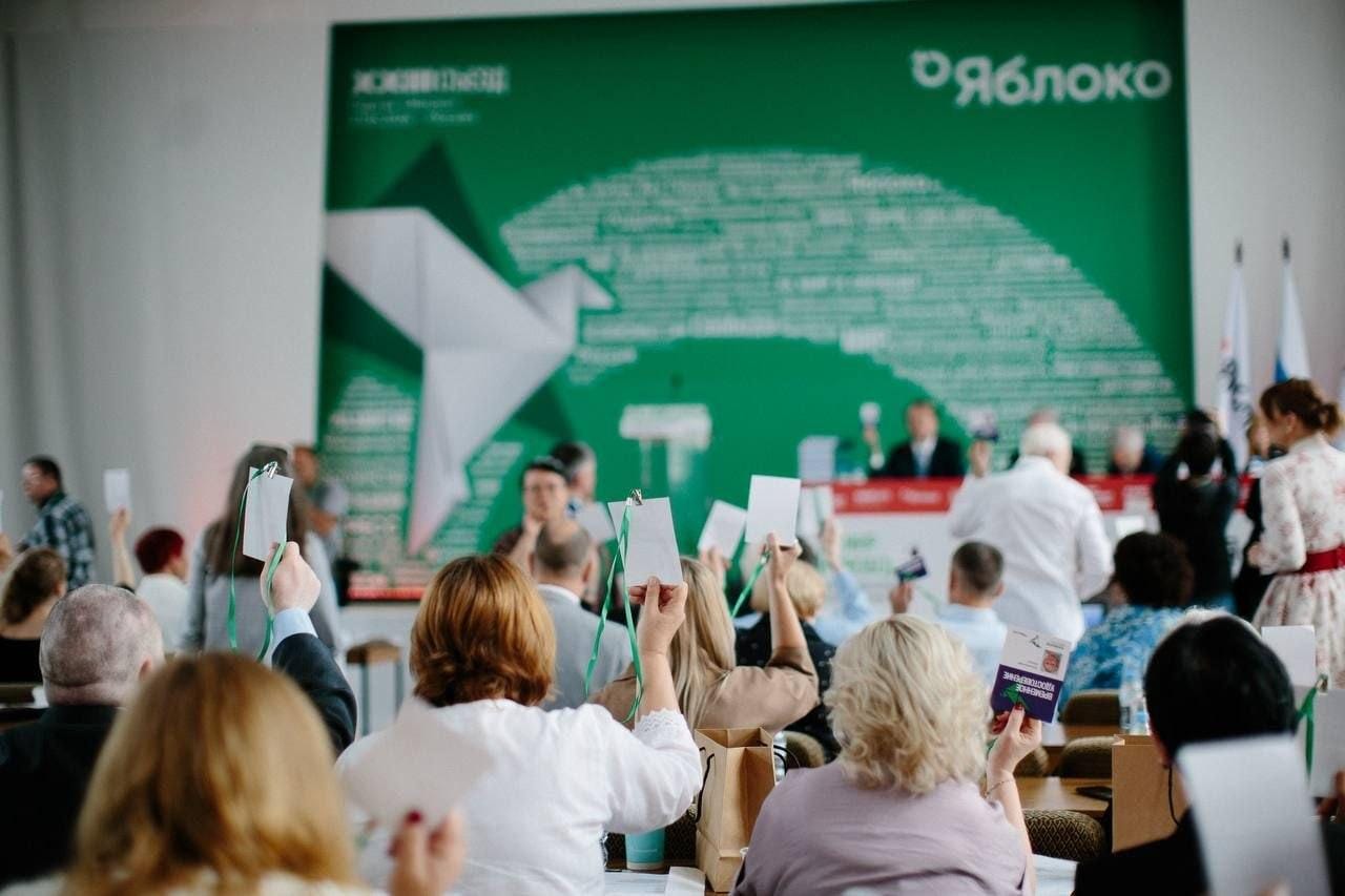 «Яблоко» нашло «доноров со следами зарубежного финансирования» у других партий. «Единая Россия» получила от таких спонсоров 800 млн рублей