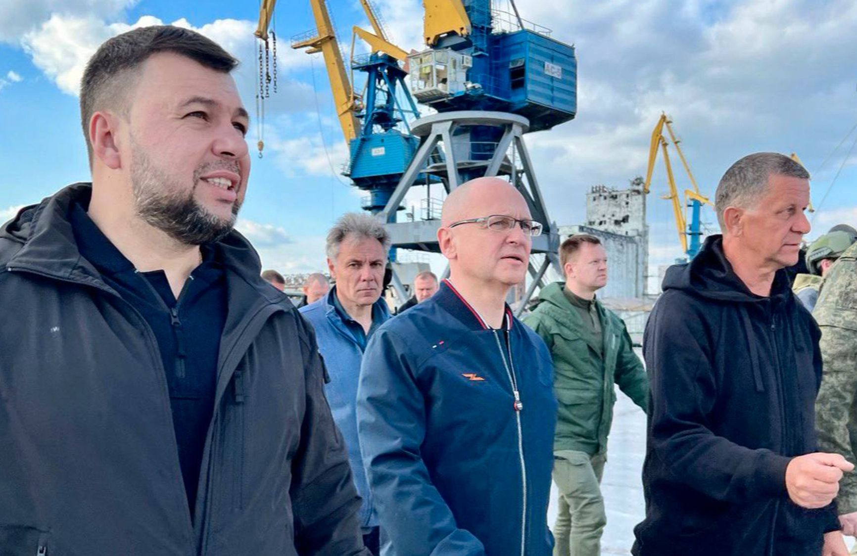 Kiriyenko in Mariupol (center)