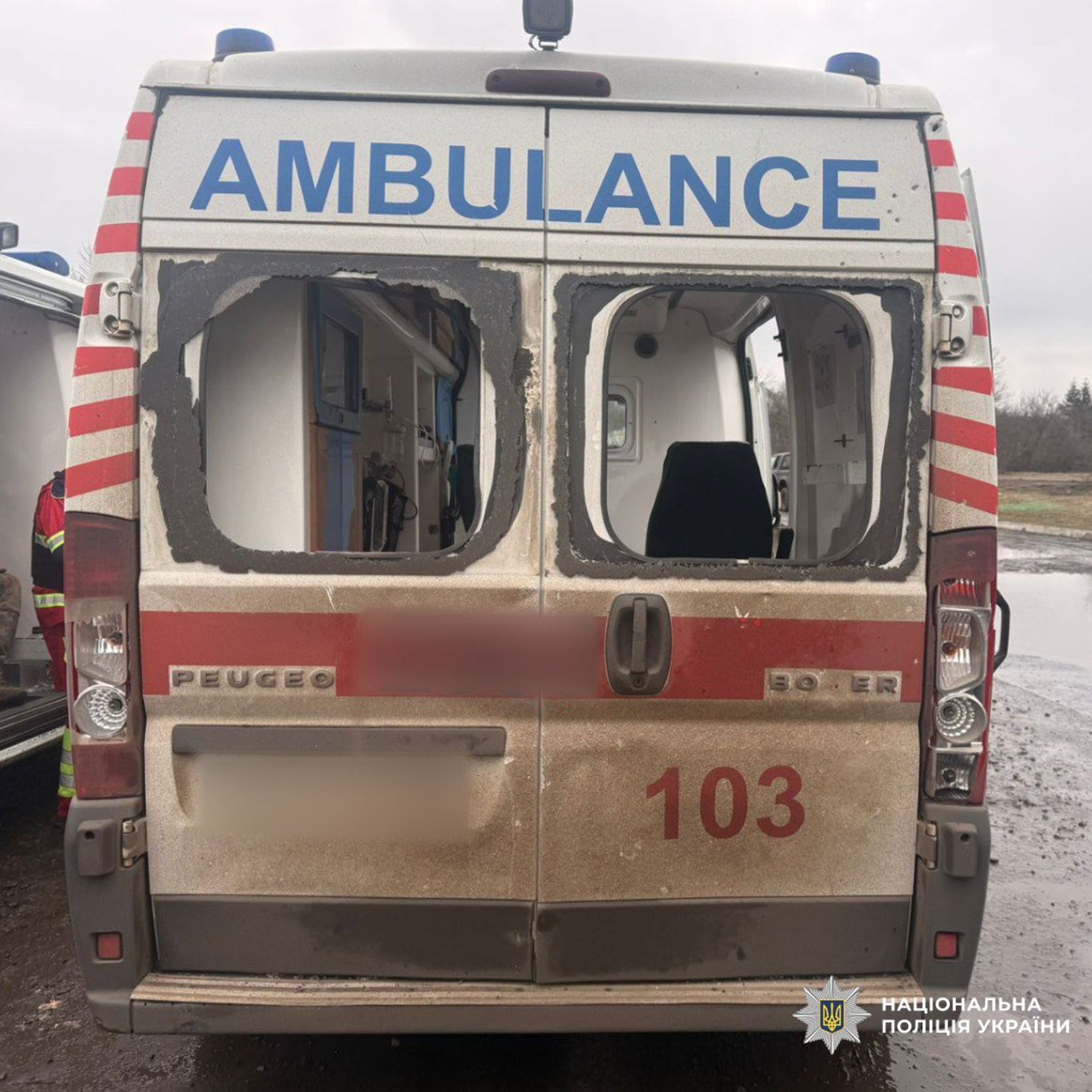 Последствия взрыва беспилотника рядом с автомобилем скорой помощи в селе Грушёвка Купянского района