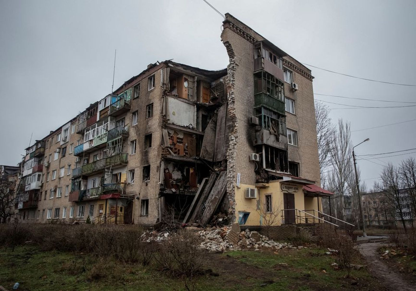 Жилой дом в Бахмуте, пострадавший в результате российского удара 