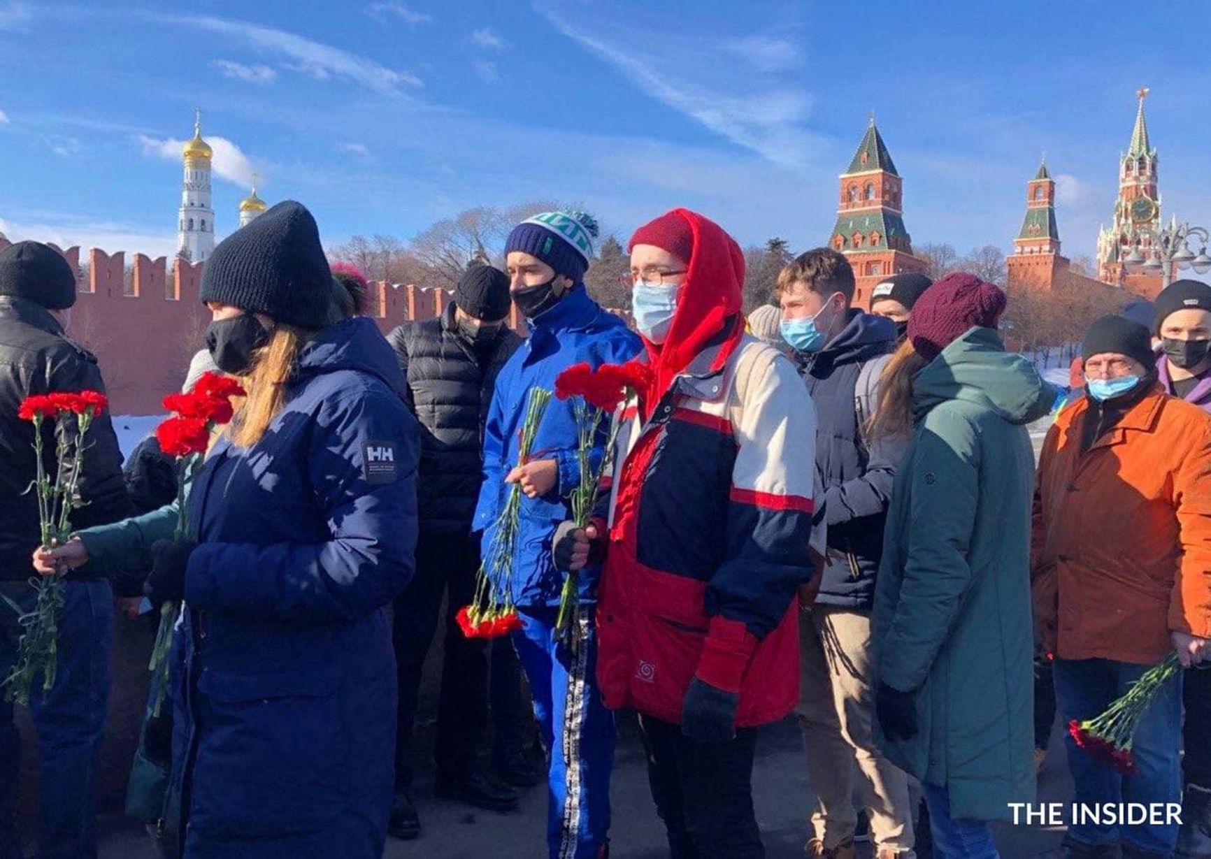 Очередь людей с цветами растянулась на весь мост