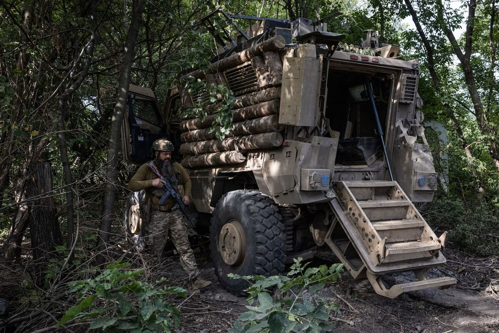 Украинский MRAP MaxxPro c дополнительной защитой бортов из бревен 