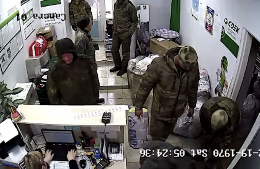 A Russian soldier with a bag from the Ukrainian shopping mall Epicenter. Screenshot from Anton Motolko's video