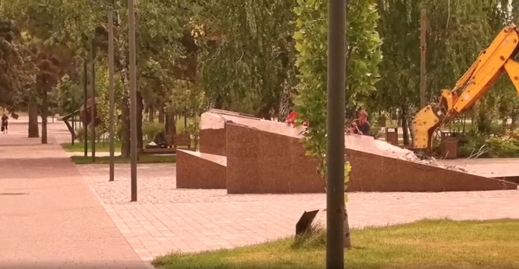 Destruction of the Memorial to the Defenders of Ukraine in Mariupol