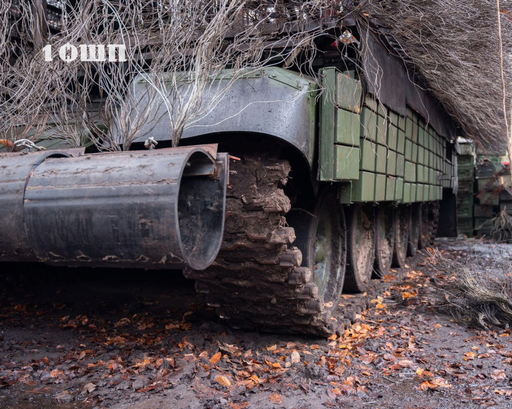 Украинский танк Т-72ЕА с «царь-мангалом» и дополнительной защитой