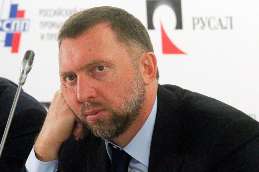 Основатель «Русала» Олег Дерипаска еще в 2018 году заключил соглашение с Минфином США и снизил долю с 70% до 44,95%, при этом голосовать он может не более чем 35% акций