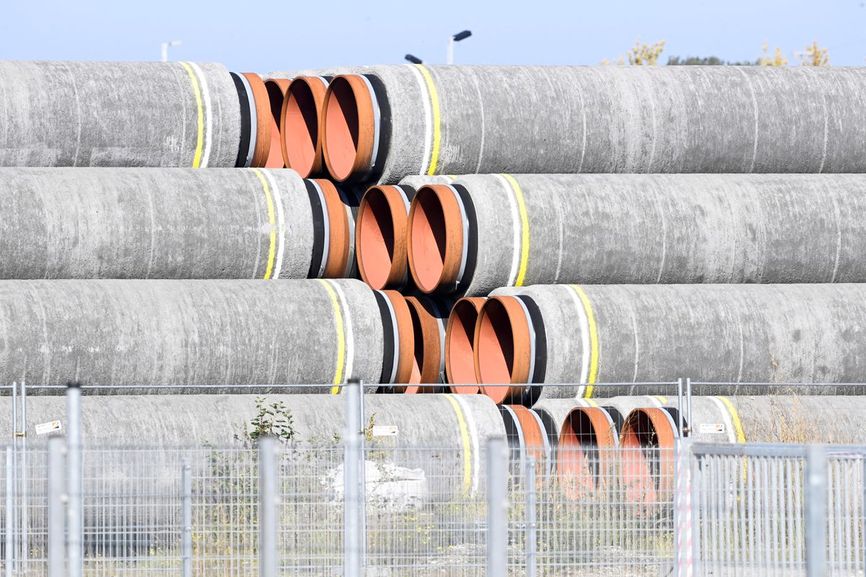 Неиспользуемые трубы газопровода «Северный поток — 2» в Балтийском море в гавани Мукран, Германия, 30 сентября 2022 года.