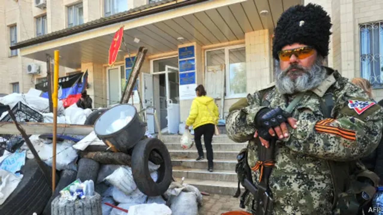 Пророссийский боевик возле здания мэрии Краматорска