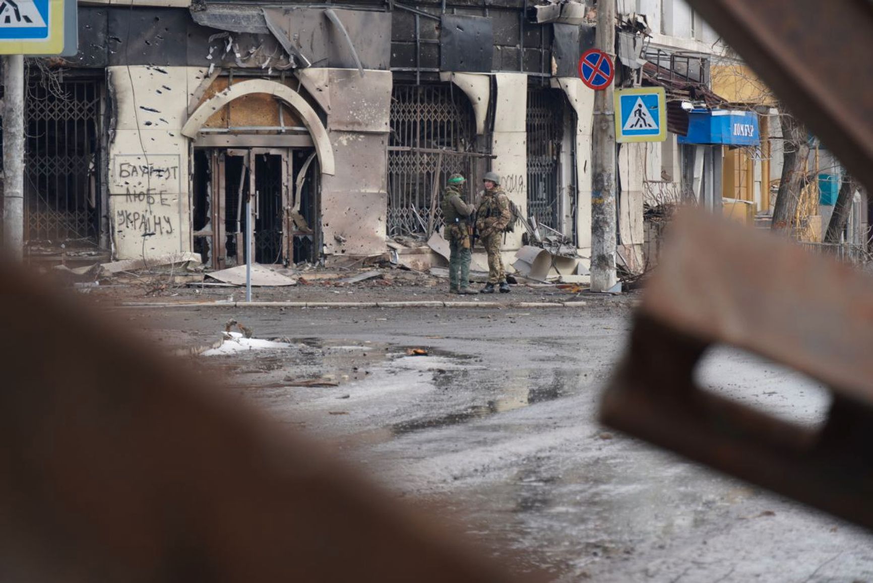 Ukrainian soldiers on the streets of Bakhmut