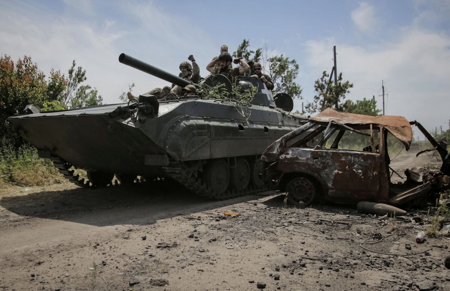 Ukrainian troops in the captured settlement of Neskuchne