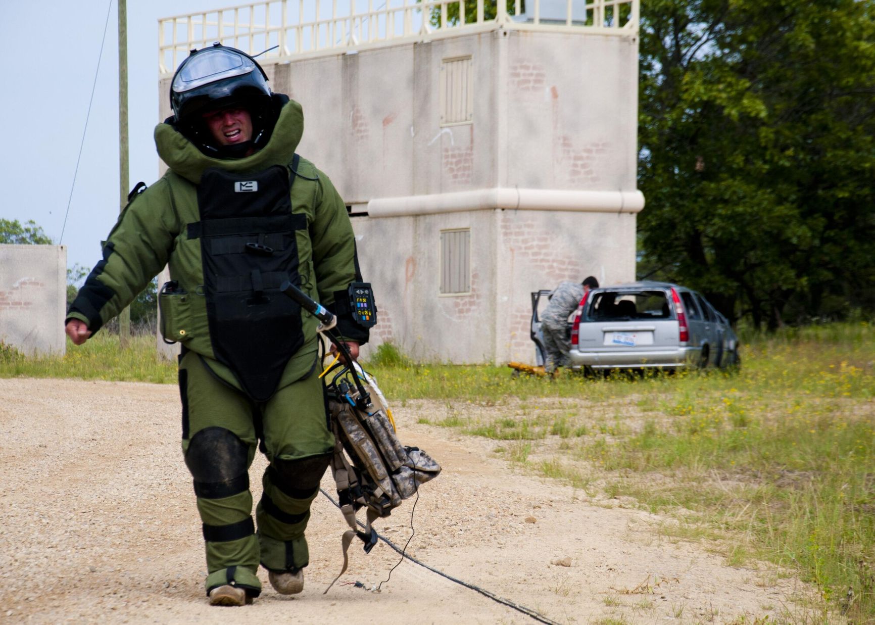 Военный в защитном костюме EOD 9