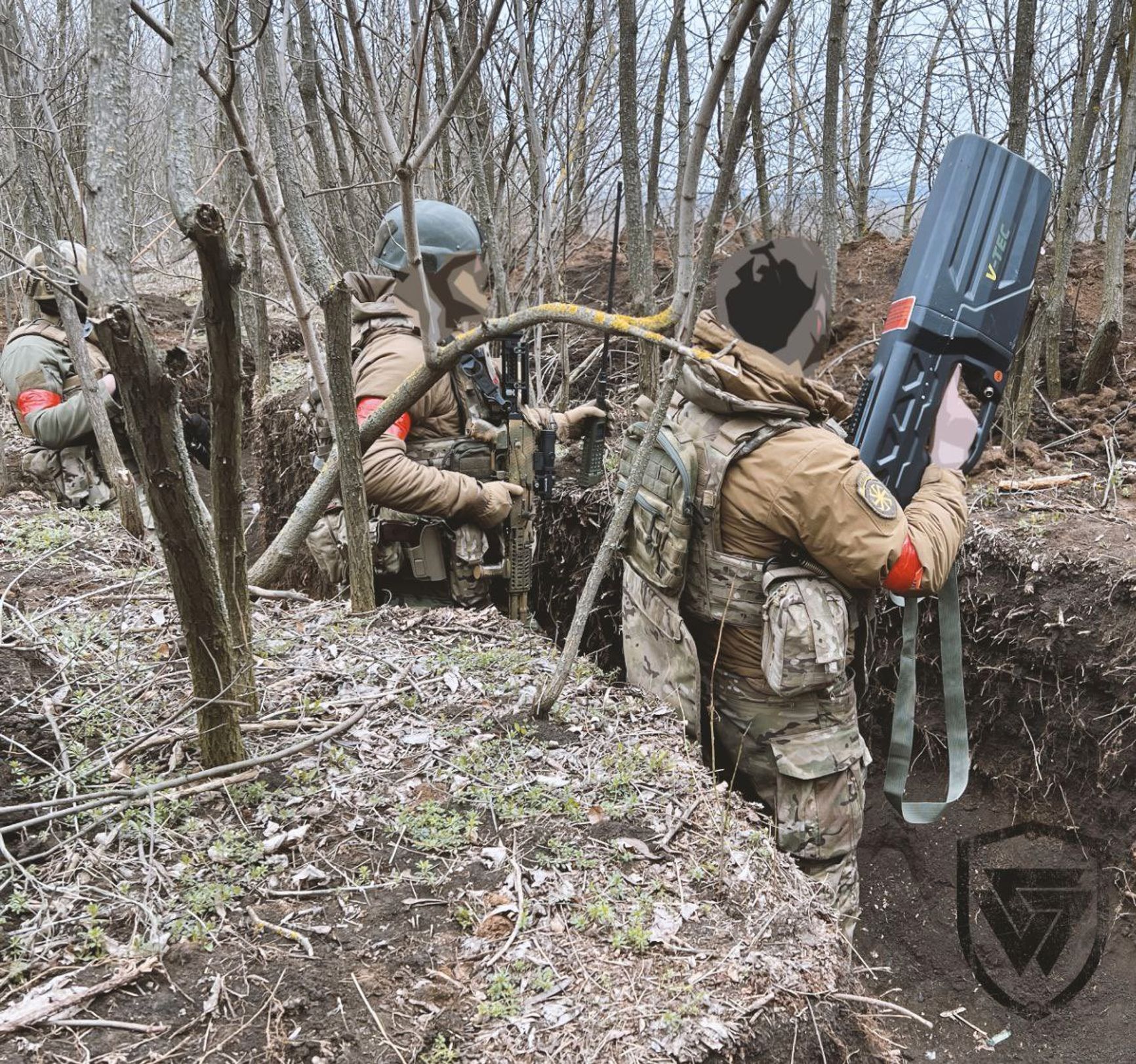 Боец российского неонацистского подразделения «Русич» с противодроновым ружьем