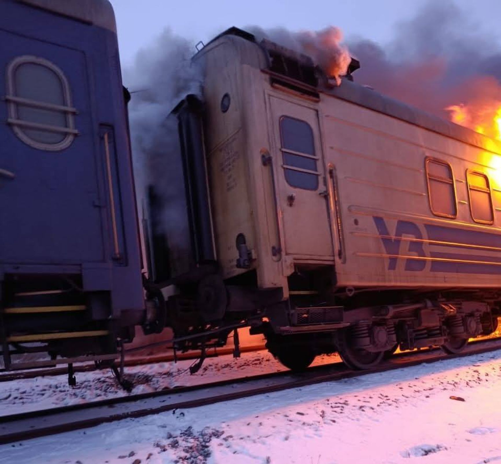 Последствия удара беспилотников типа «Шахед» по пассажирскому поезду в Харьковской области 27 января 2026 года