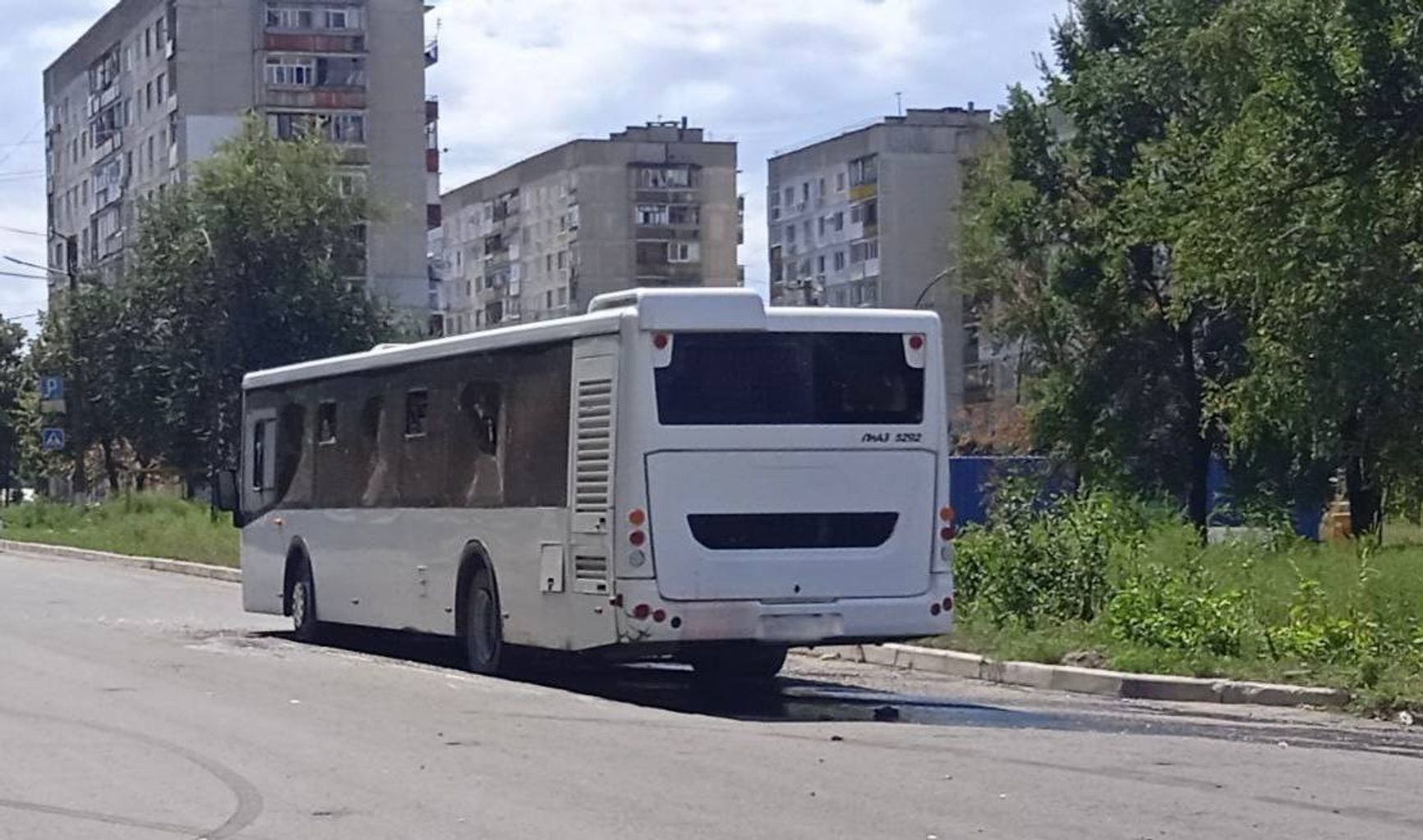 Последствия обстрела автобуса в Лисичанске