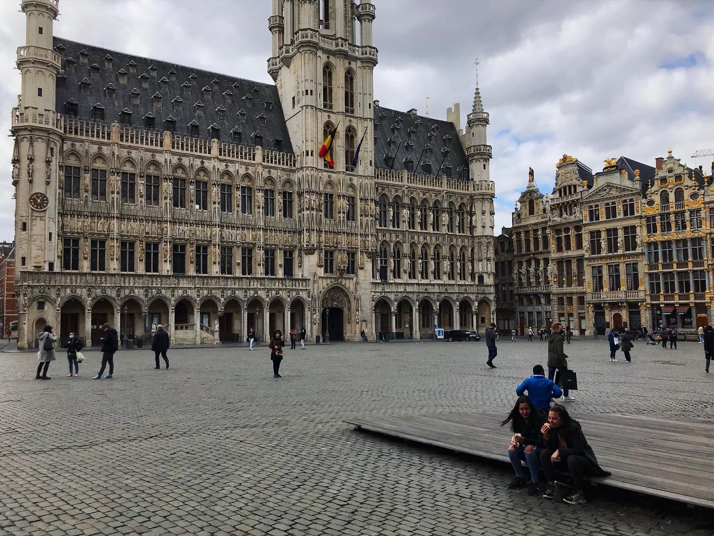 Площадь в центре Брюсселя без туристов