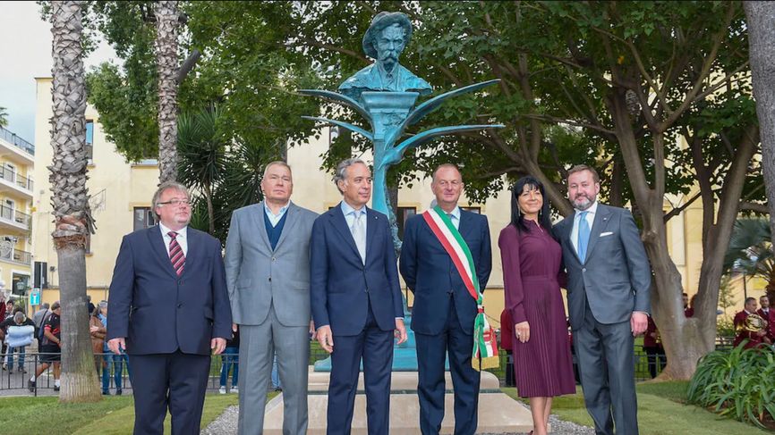Karimov (far right) with his wife Inga, Igor Sechin's daughter, at the unveiling of a monument to Russian writer Maxim Gorky in Sorrento, 2018.