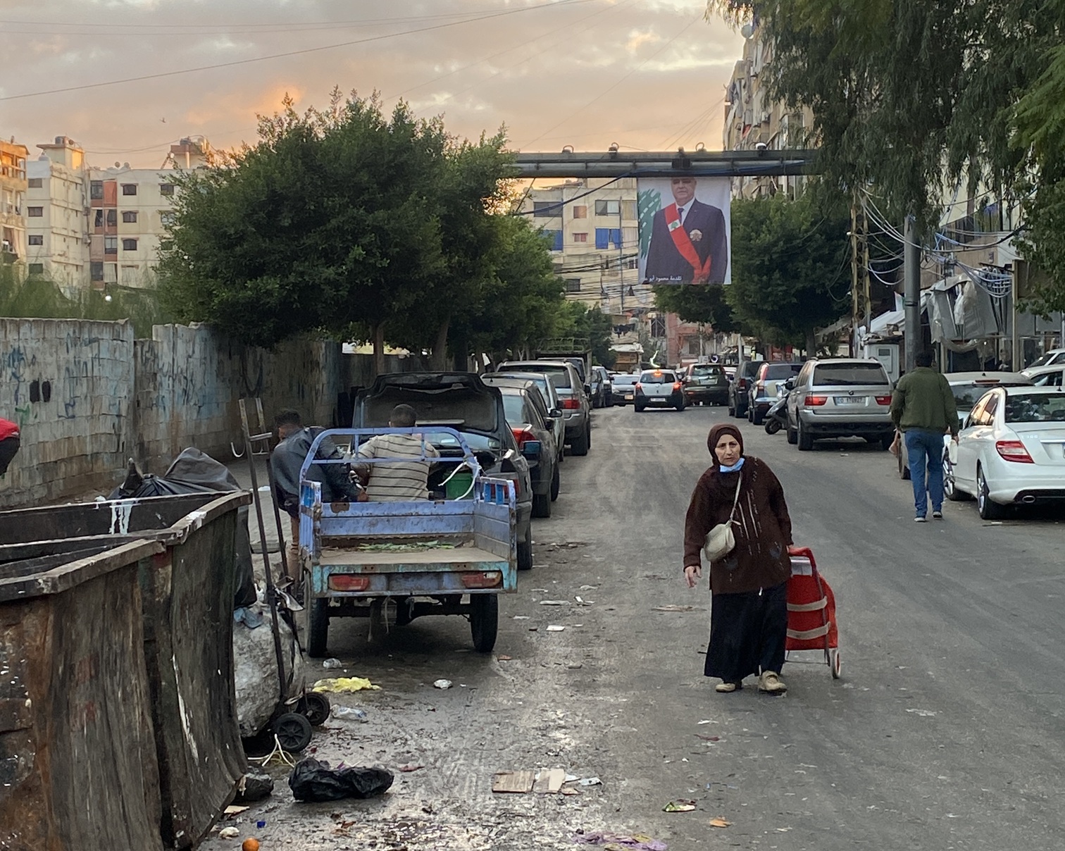 Женщина на фоне портрета президента в шиитском районе Дахие — оплоте «Хезболлы» в Бейруте